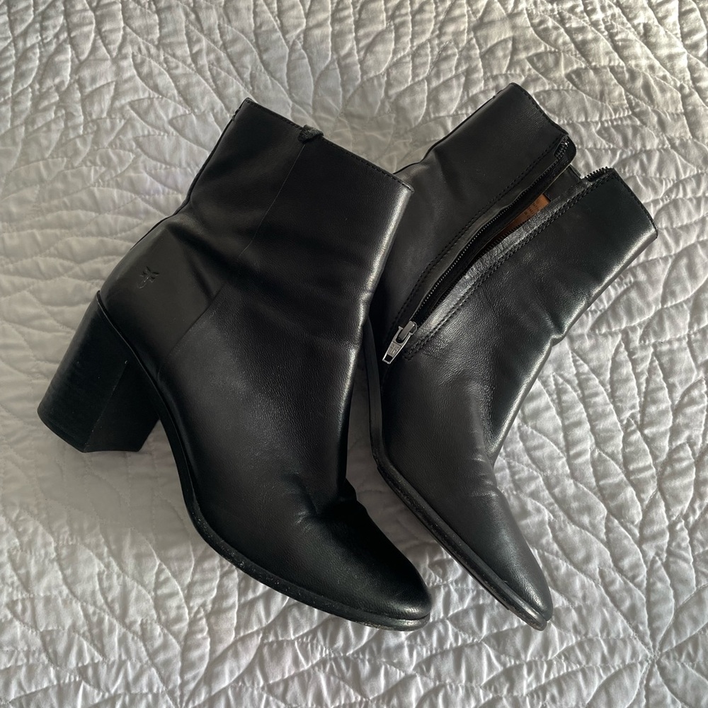 Frye Heeled Leather Ankle Boots in Black (Size 8.5)